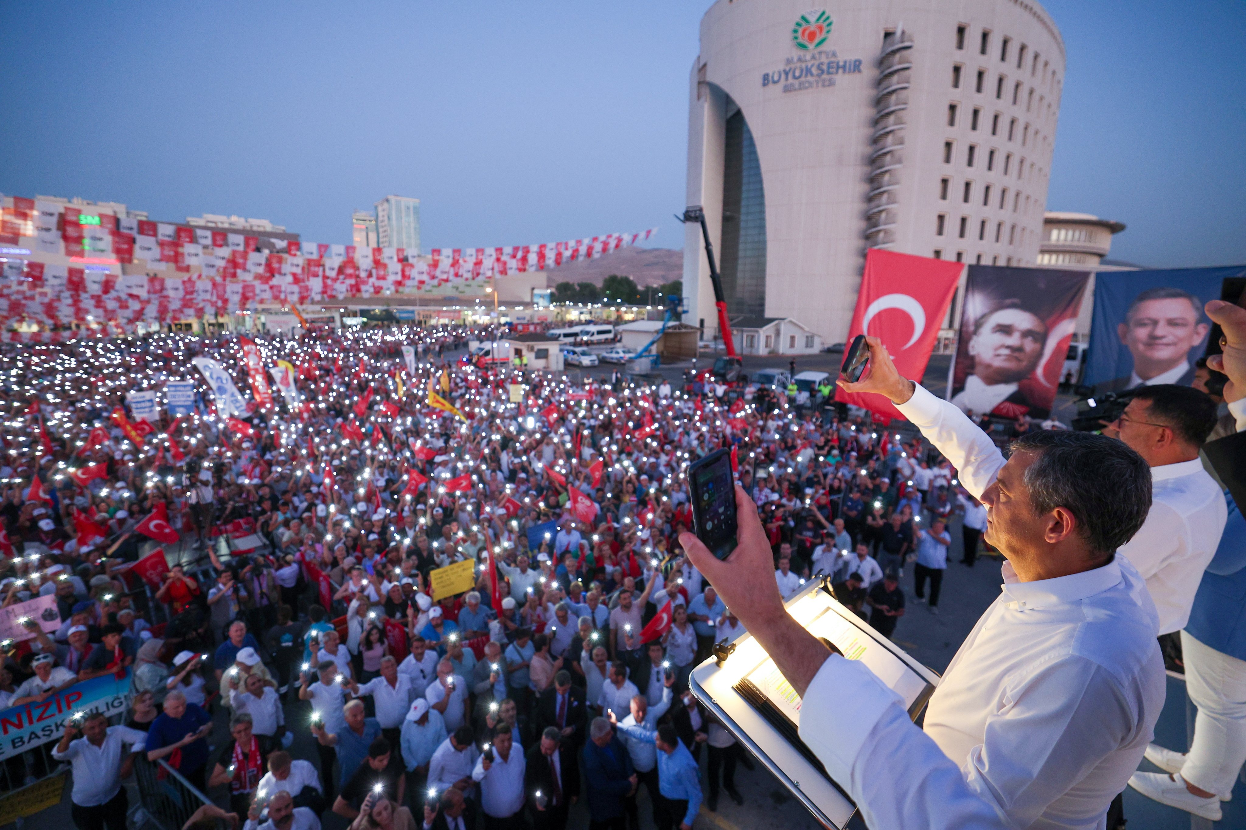 Kürsüden mahşeri kalabalığa seslendi: Erdoğan'a 'Türk-Kürt-Arap' ittifakı yanıtı