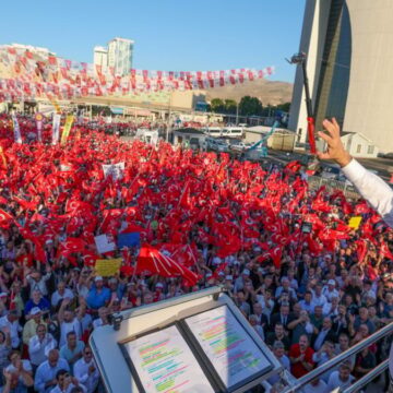 Kürsüden mahşeri kalabalığa seslendi: Erdoğan’a ‘Türk-Kürt-Arap’ ittifakı yanıtı