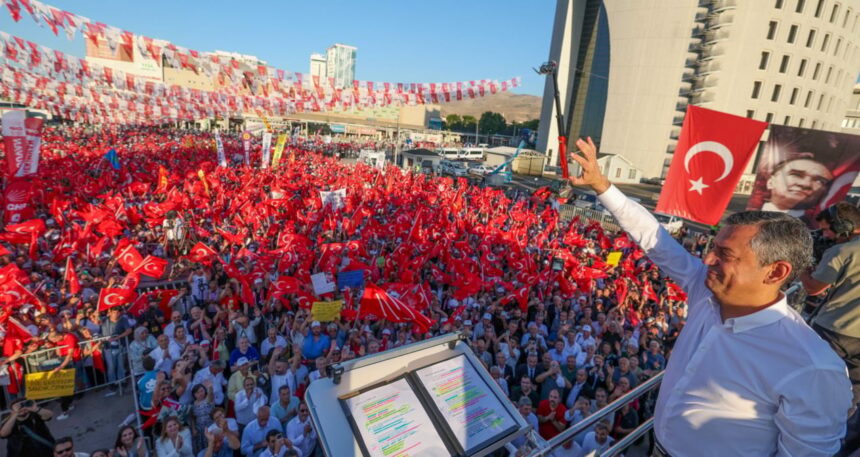 Kürsüden mahşeri kalabalığa seslendi: Erdoğan’a ‘Türk-Kürt-Arap’ ittifakı yanıtı