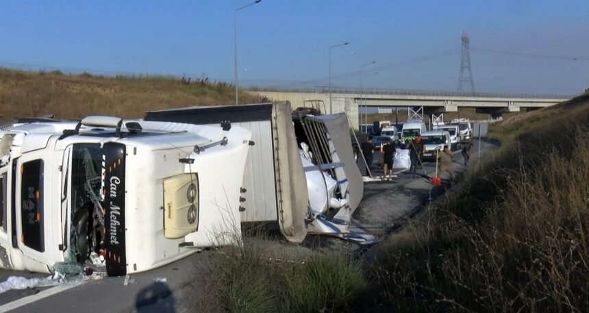 Kuzey Marmara Otoyolu’nda TIR devrildi