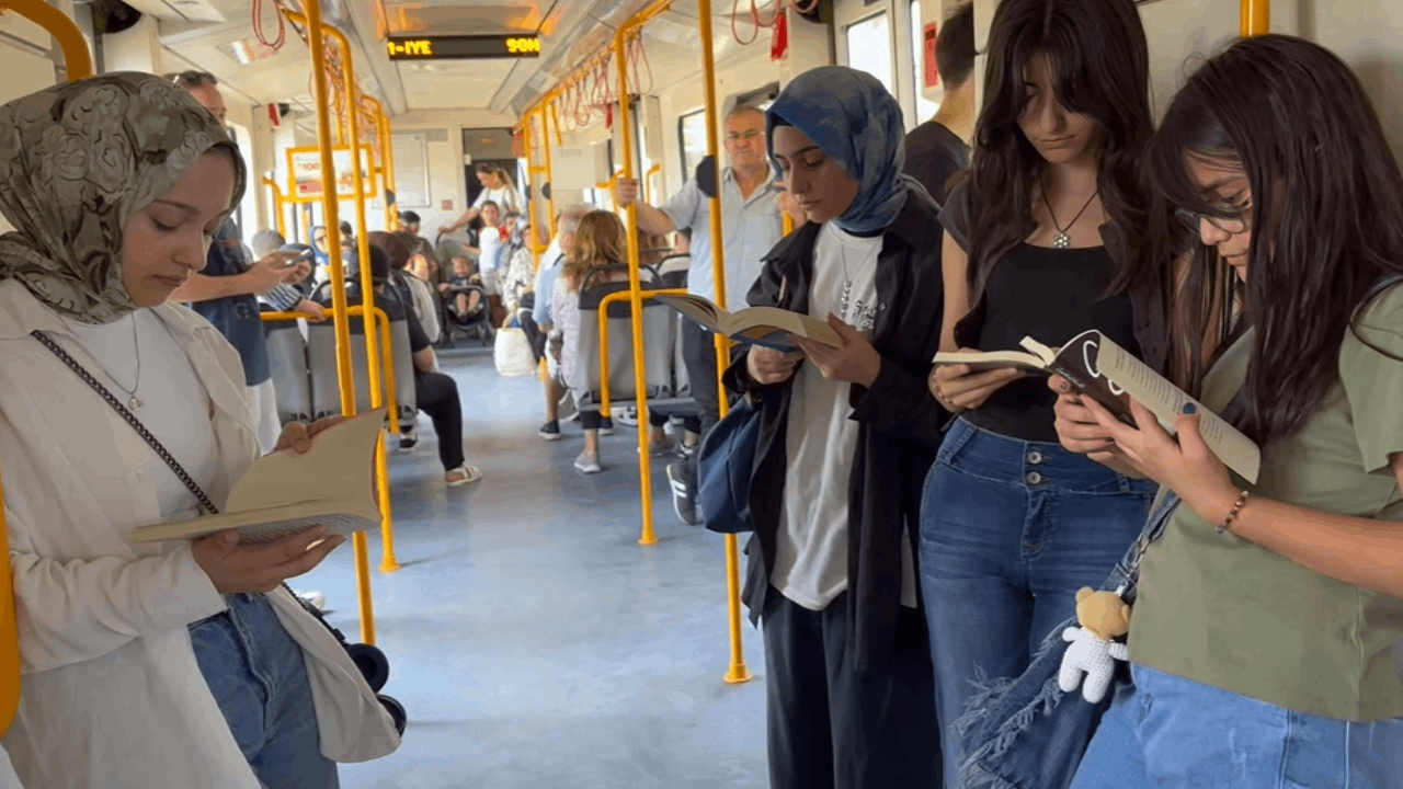 Liseliler metroda kitap okuyup farkındalık oluşturdu