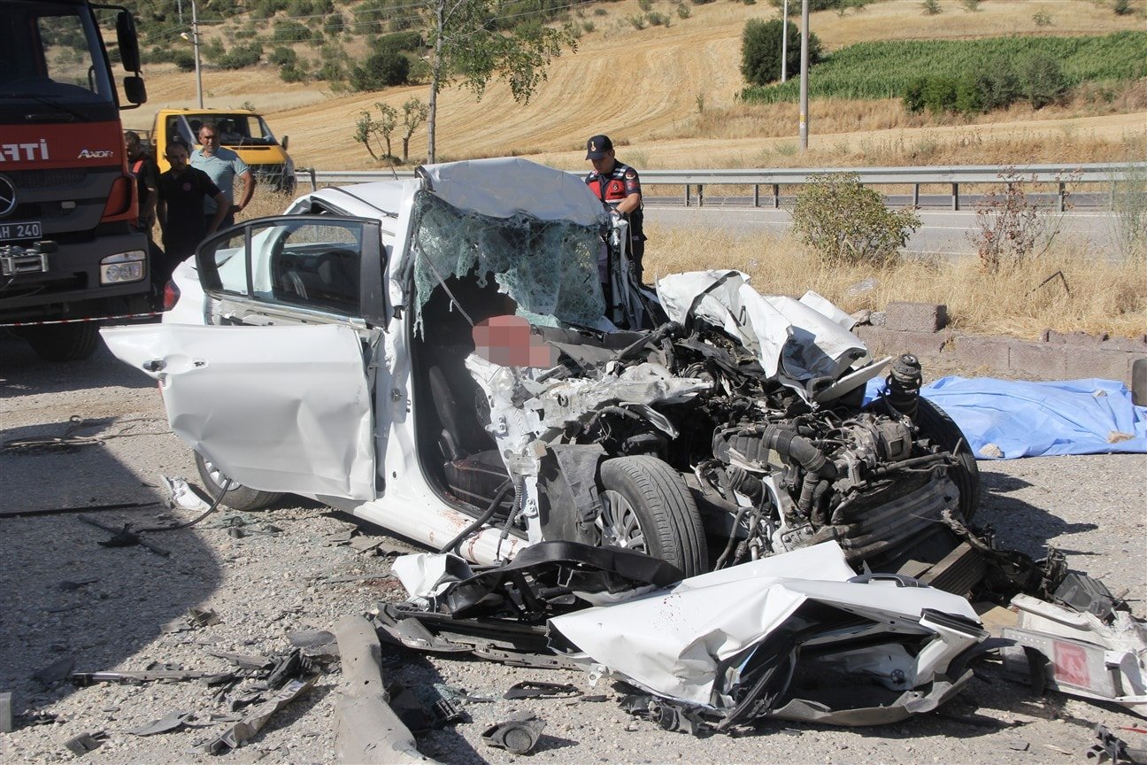 Manisa'da feci kaza: Baba ve 3 çocuğu hayatını kaybetti