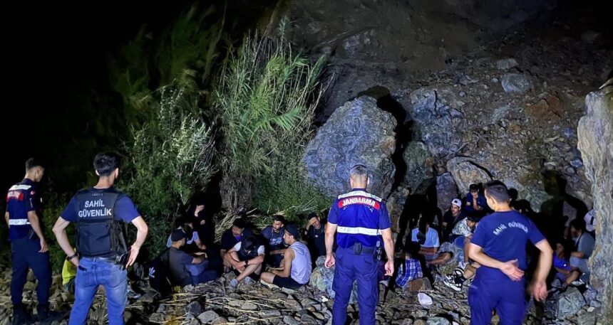 Marmaris’te kaçak göçmen operasyonunda 22 göçmen 3 organizatör yakalandı
