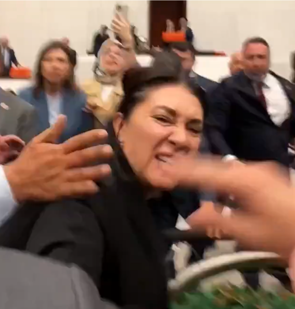 Meclis birbirine karıştı! AKP'li vekiller muhalefete saldırdı