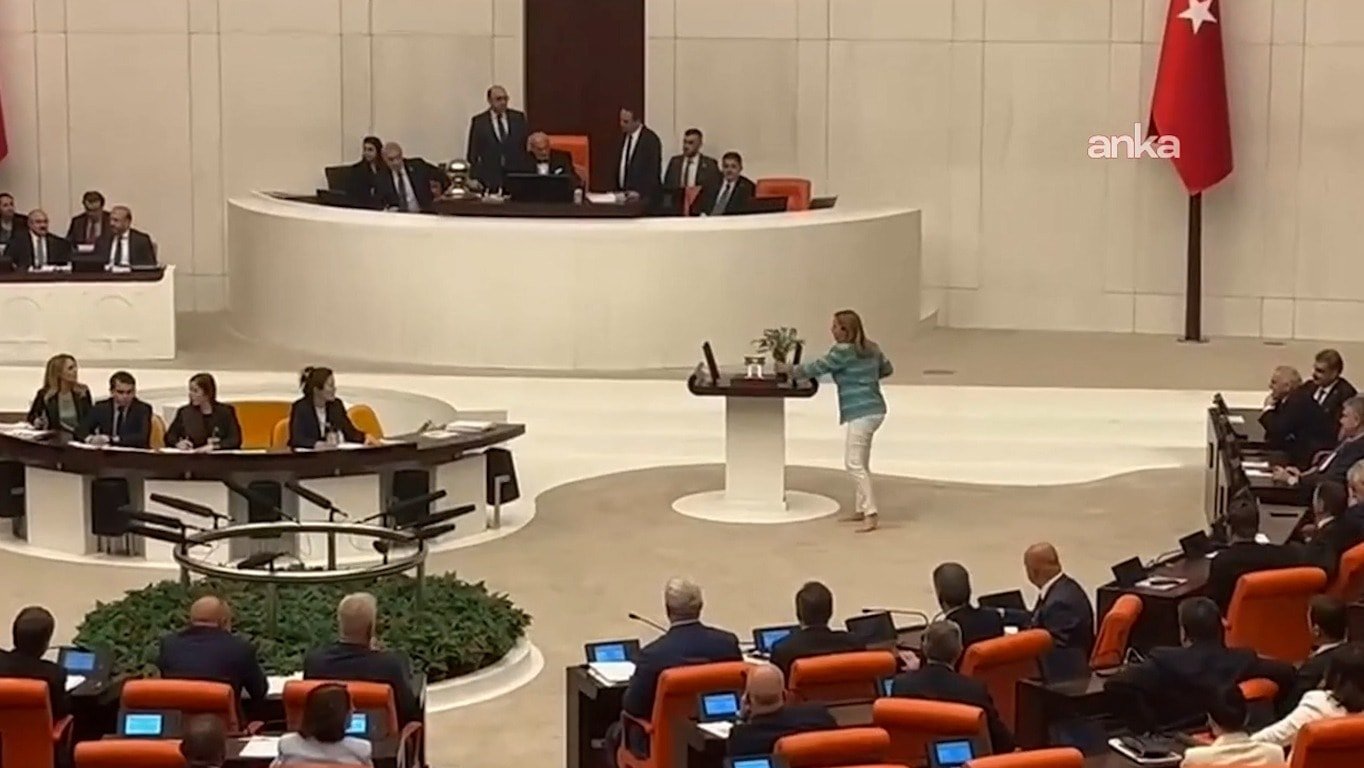 Meclis kürsüsüne neden çıplak ayakla çıktı?