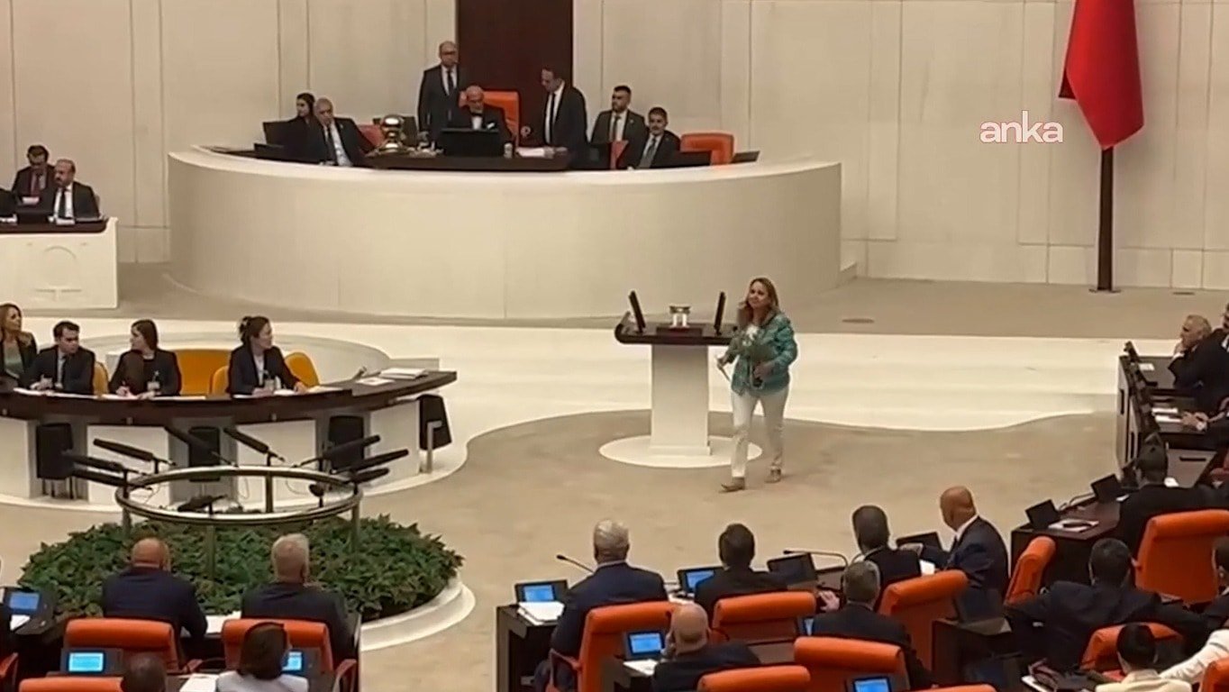 Meclis kürsüsüne neden çıplak ayakla çıktı?