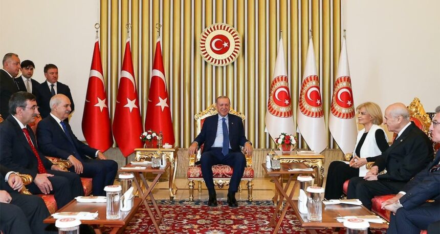 Meclis’te dikkat çeken kare: Erdoğan’ın hemen sağına oturdu