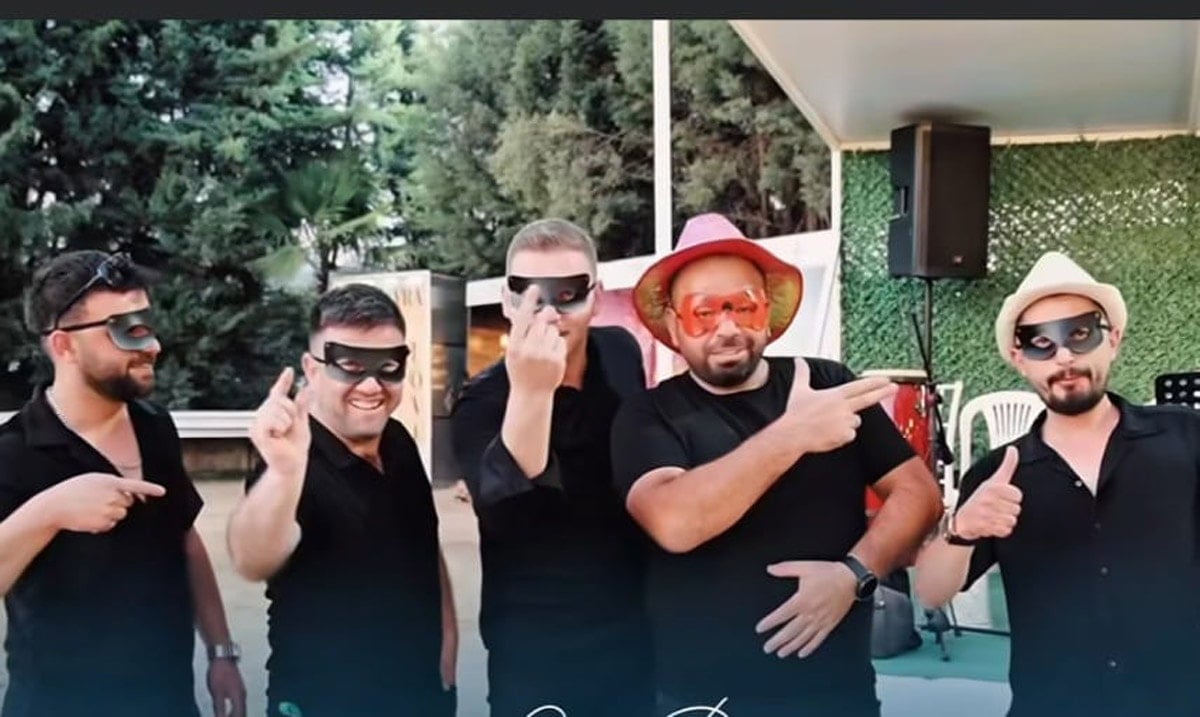 Memleket yanarken çılgın maskeli balo