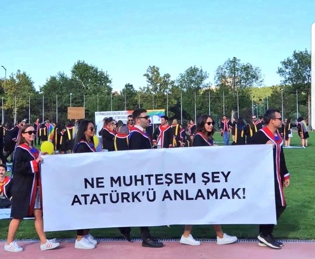 ODTÜ mezuniyetine '19 Mart' ve 'diploma' pankartları damga vurdu