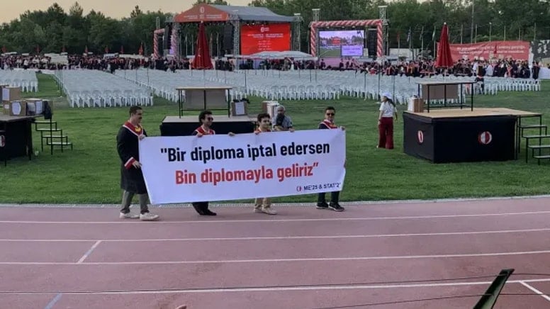 ODTÜ mezuniyetine '19 Mart' ve 'diploma' pankartları damga vurdu