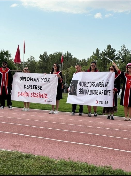 ODTÜ mezuniyetine '19 Mart' ve 'diploma' pankartları damga vurdu