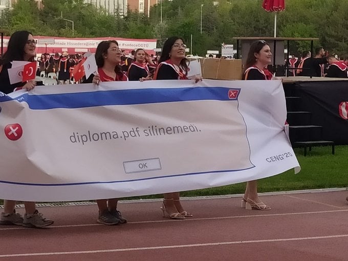 ODTÜ mezuniyetine '19 Mart' ve 'diploma' pankartları damga vurdu