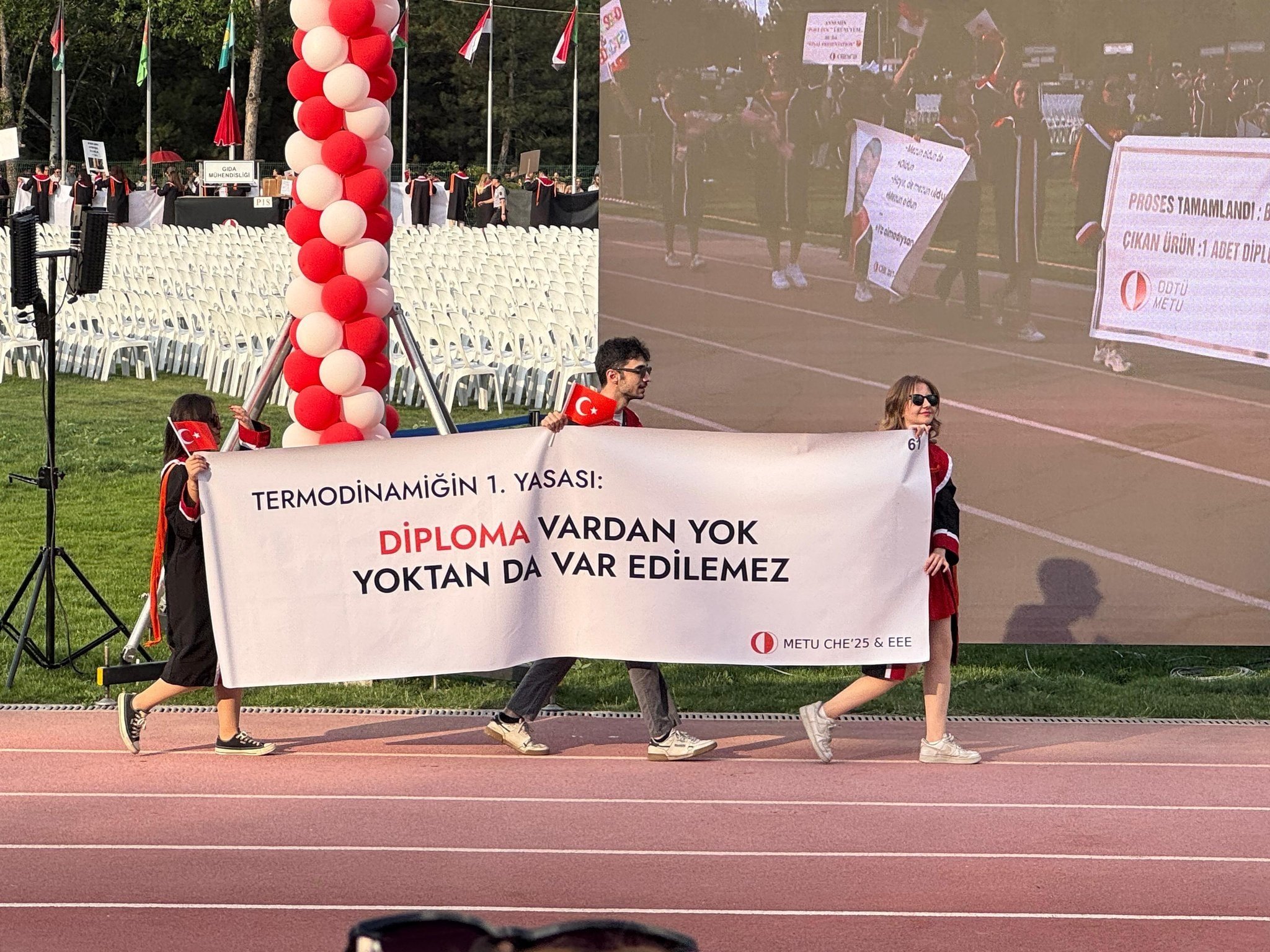 ODTÜ mezuniyetine '19 Mart' ve 'diploma' pankartları damga vurdu