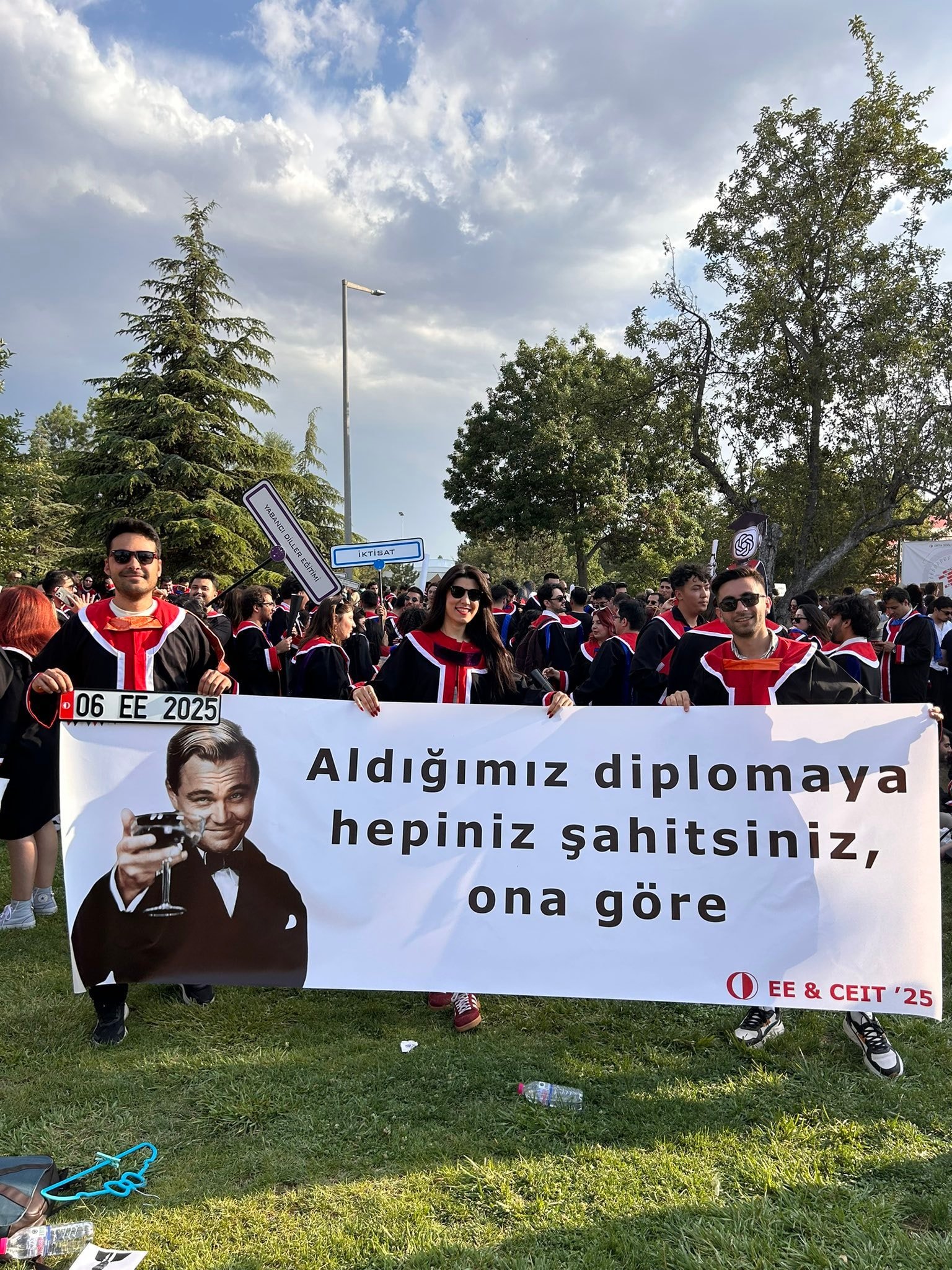ODTÜ mezuniyetine '19 Mart' ve 'diploma' pankartları damga vurdu