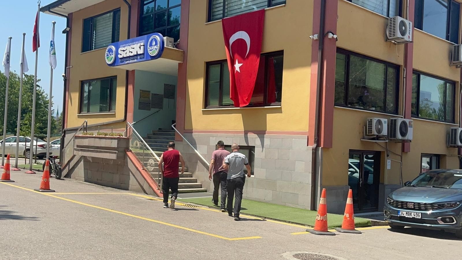 Önce "Kendimi yakacağım" dedi, ekipleri görünce benzini motosikletine doldurdu