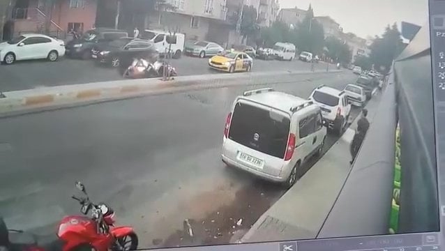 Pendik’te motosikletli sürücülerin karıştığı zincirleme kaza iş yeri kamerasında