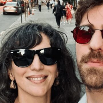 Plajdakilere aldırış etmeyen Nihal Yalçın sevgilisini öpücüklere boğdu