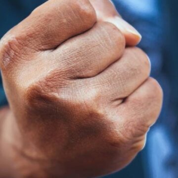 Sadece 1,5 dakika boyunca yumruğunuzu sıkın mucizeyi görün