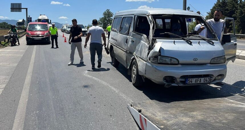 Sakarya’da minibüs devrildi: Yaralılar var