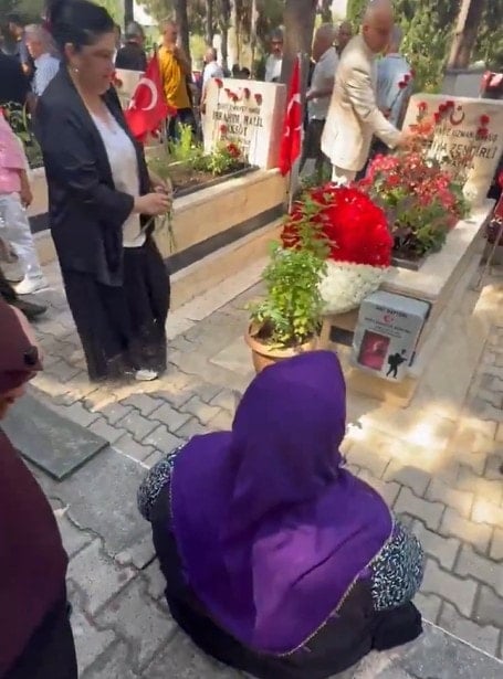 Şehit annesi AKP’li ve MHP’li yöneticileri şehitlikten kovdu