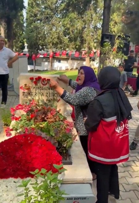 Şehit annesi AKP’li ve MHP’li yöneticileri şehitlikten kovdu