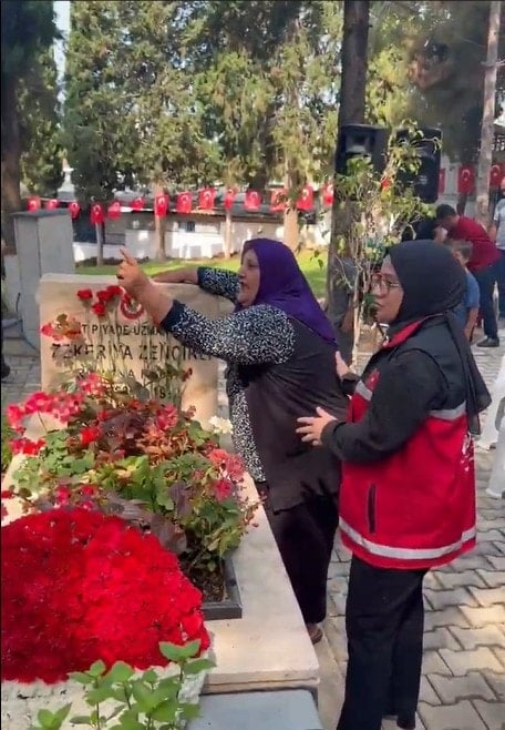 Şehit annesi AKP’li ve MHP’li yöneticileri şehitlikten kovdu