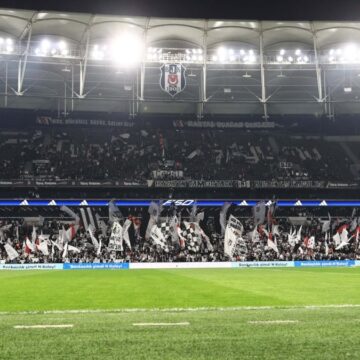 Sezonun ilk resmi maçında protesto