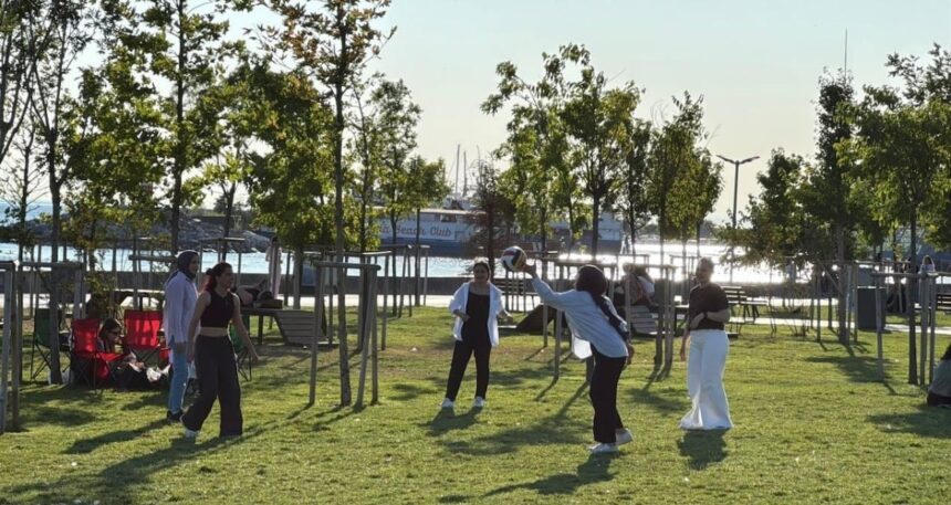 Sıcaktan bunalan İstanbullular sahil ve parklarda serinledi