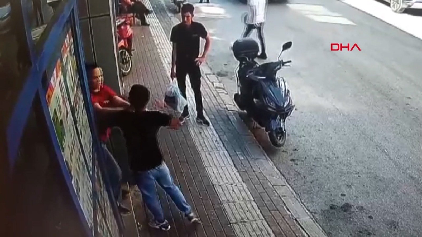 Sıra beklediği için sinirlendi; Kasiyer kadının burnunu kırdı!