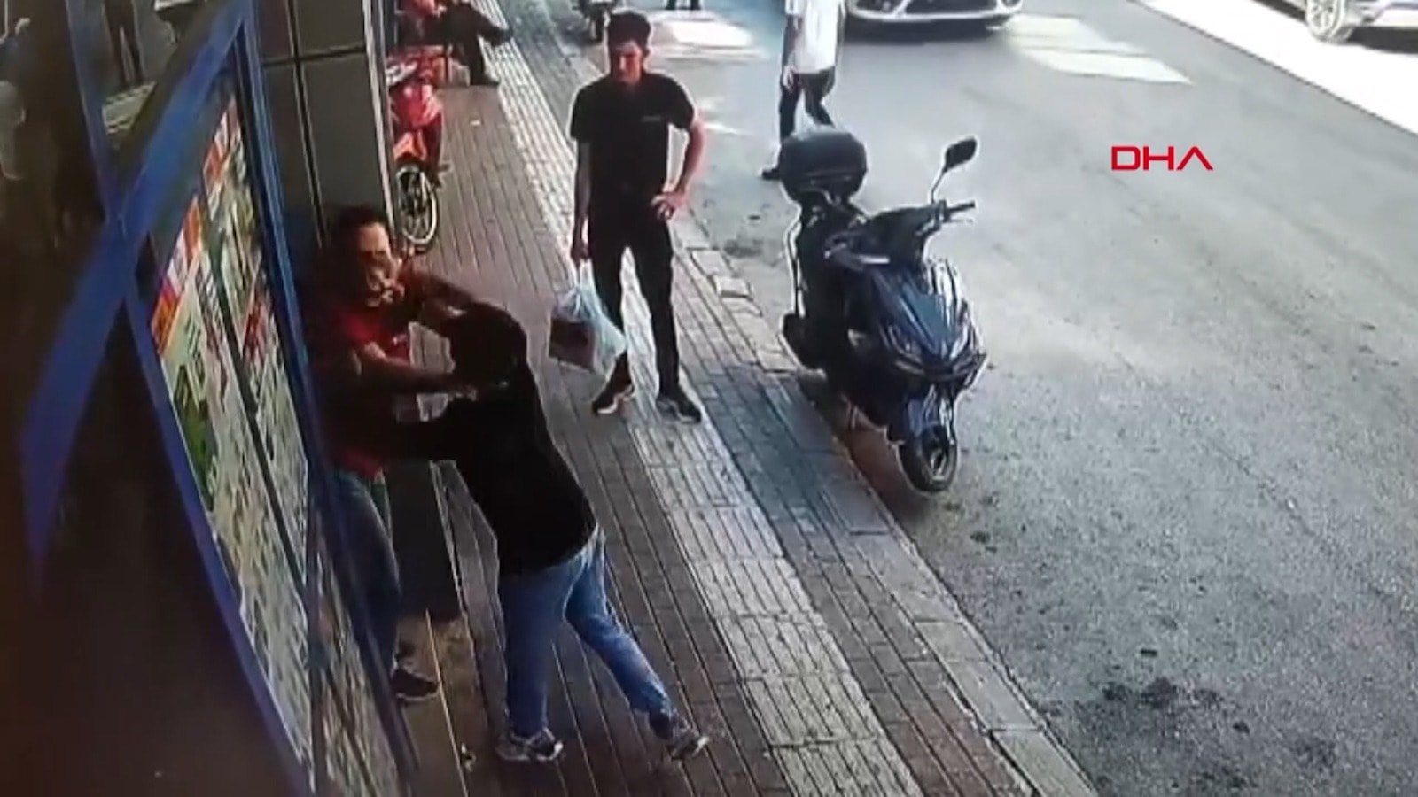 Sıra beklediği için sinirlendi; Kasiyer kadının burnunu kırdı!