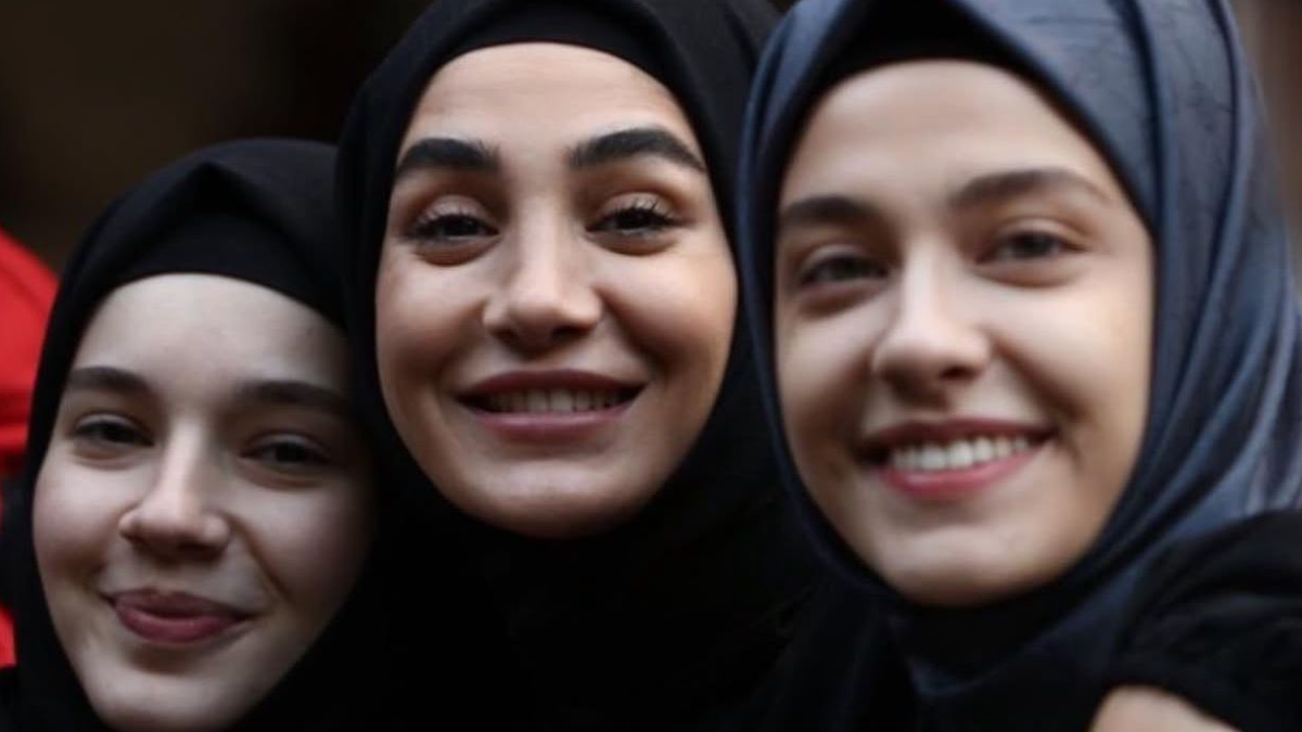 Sitare Akbaş nişanlandı...Kızıl Goncalar'ın Birgül'ü tarzıyla beğeni topladı