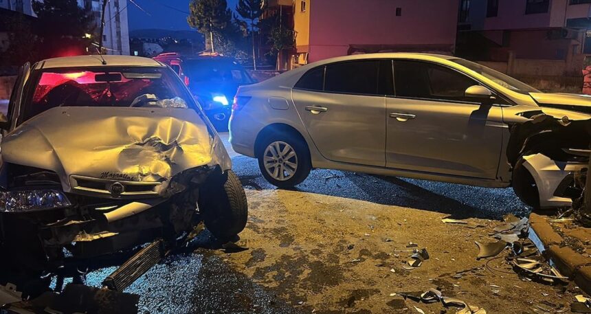 Sivas’ta İki Otomobil Çarpıştı: 6 Kişi Yaralandı