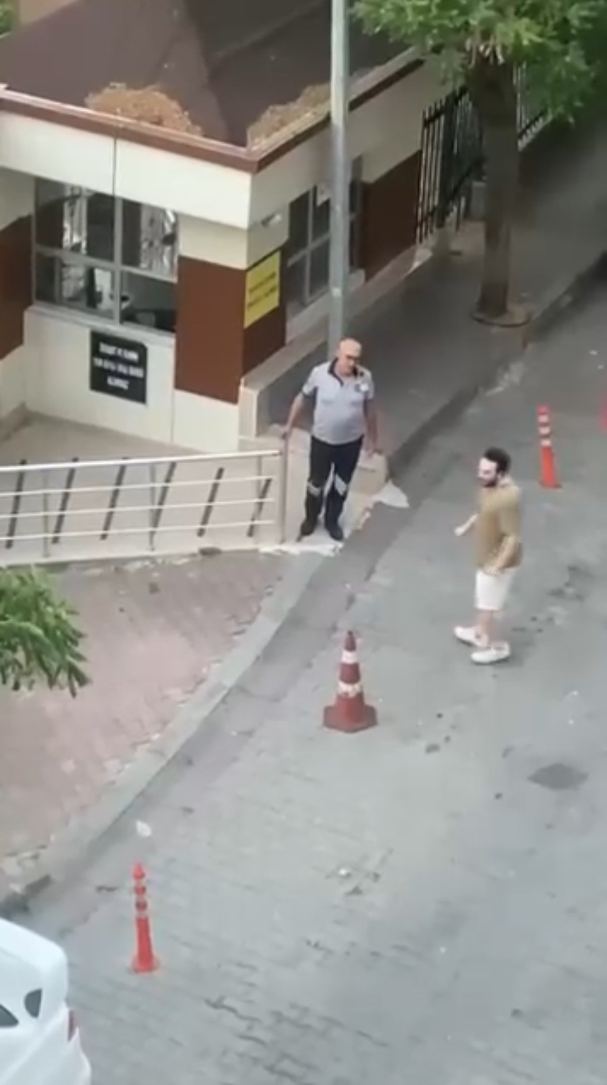 Sokakta ne kadar otomobil varsa saldırdı! Kağıthane sabah saatlerinde karıştı