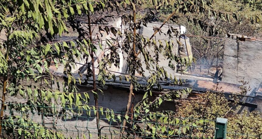 Sultangazi’de yangın: İki ev kullanılmaz halde