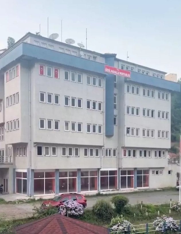 Trabzon'daki muhtarlık binası sosyal medyanın diline düştü