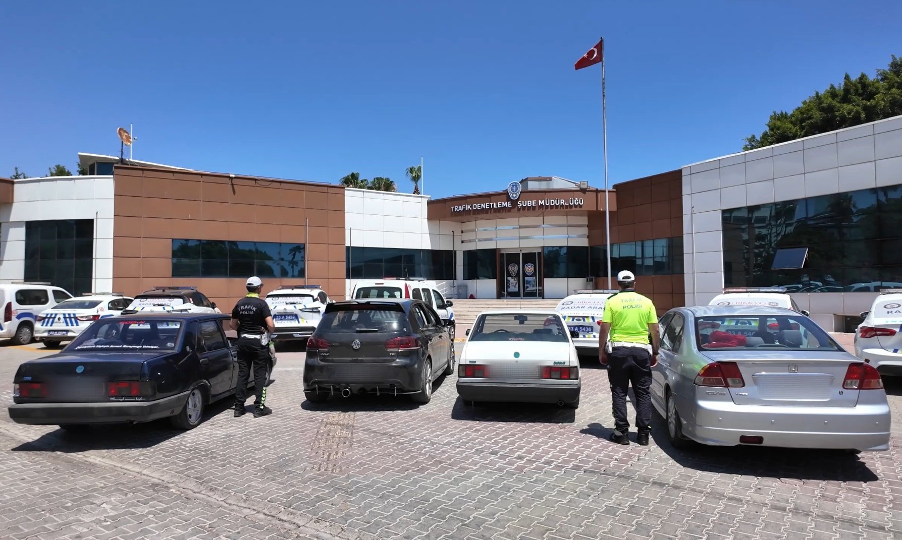Trafiği kapatıp drift atan sürücüye ağır ceza