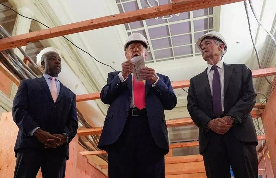 Trump köpürdü: Canlı yayında para kavgasına tutuştu