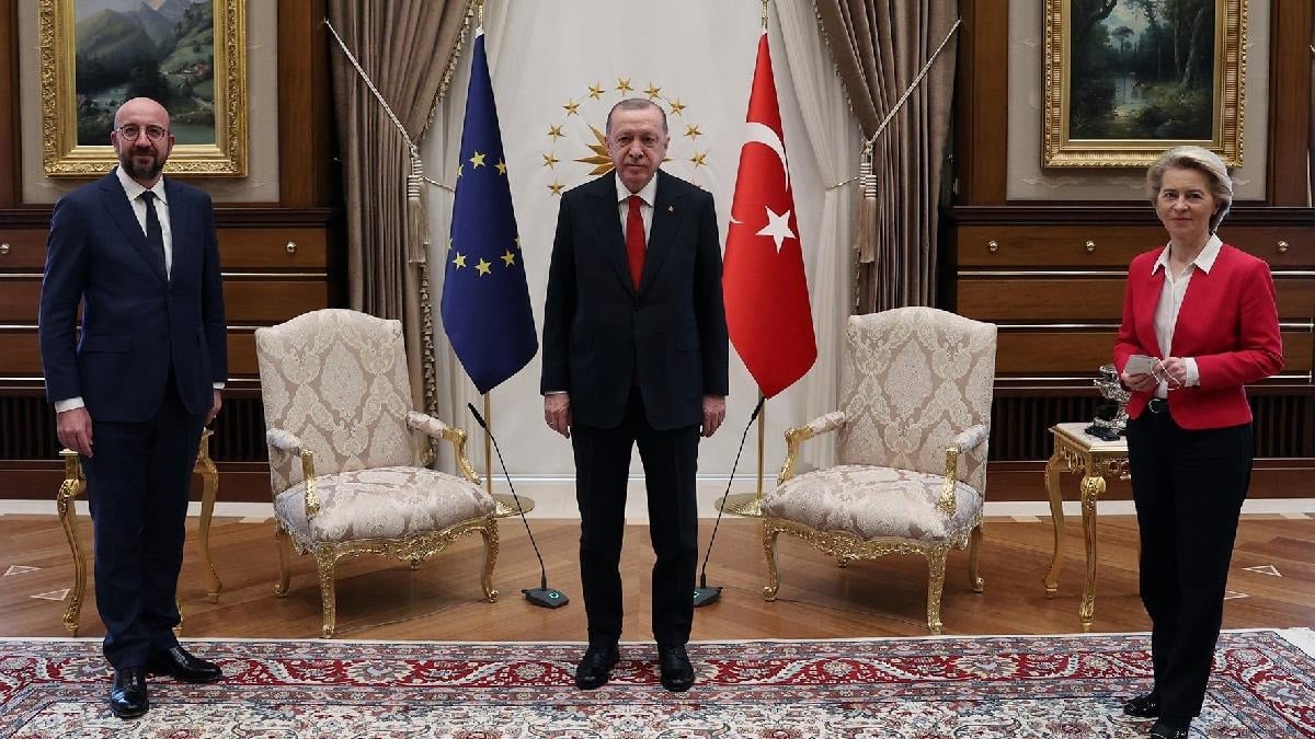 Türkiye’de Erdoğan'la görüşmesinde koltuk krizi çıkardı, şimdi kendi koltuğu sallanıyor