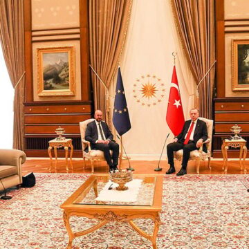 Türkiye’de Erdoğan’la görüşmesinde koltuk krizi çıkardı, şimdi kendi koltuğu sallanıyor