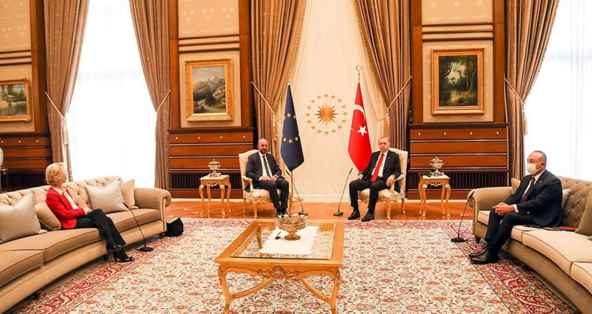 Türkiye’de Erdoğan’la görüşmesinde koltuk krizi çıkardı, şimdi kendi koltuğu sallanıyor