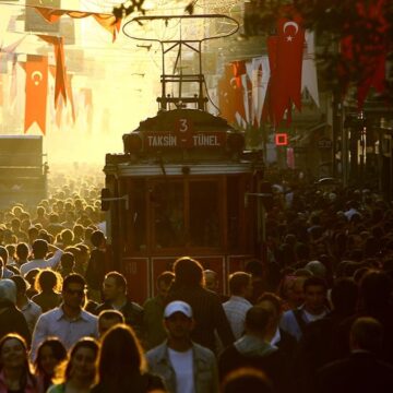 Türkiye’de güven krizi: Her 4 kişiden bii hiçbir Kuruma Güvenmiyor