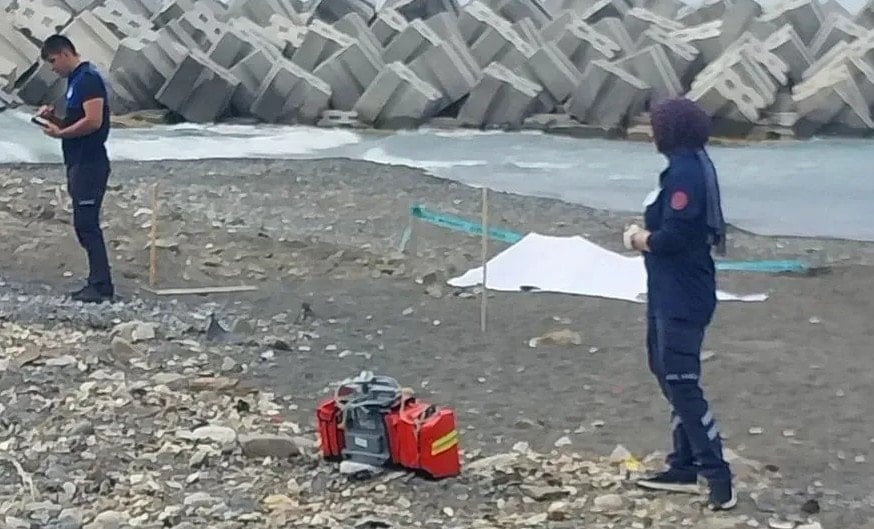 Türkiye'de hayatta kalmanız şansa bağlı: Plajda güneşlenen kadını dozer ezdi