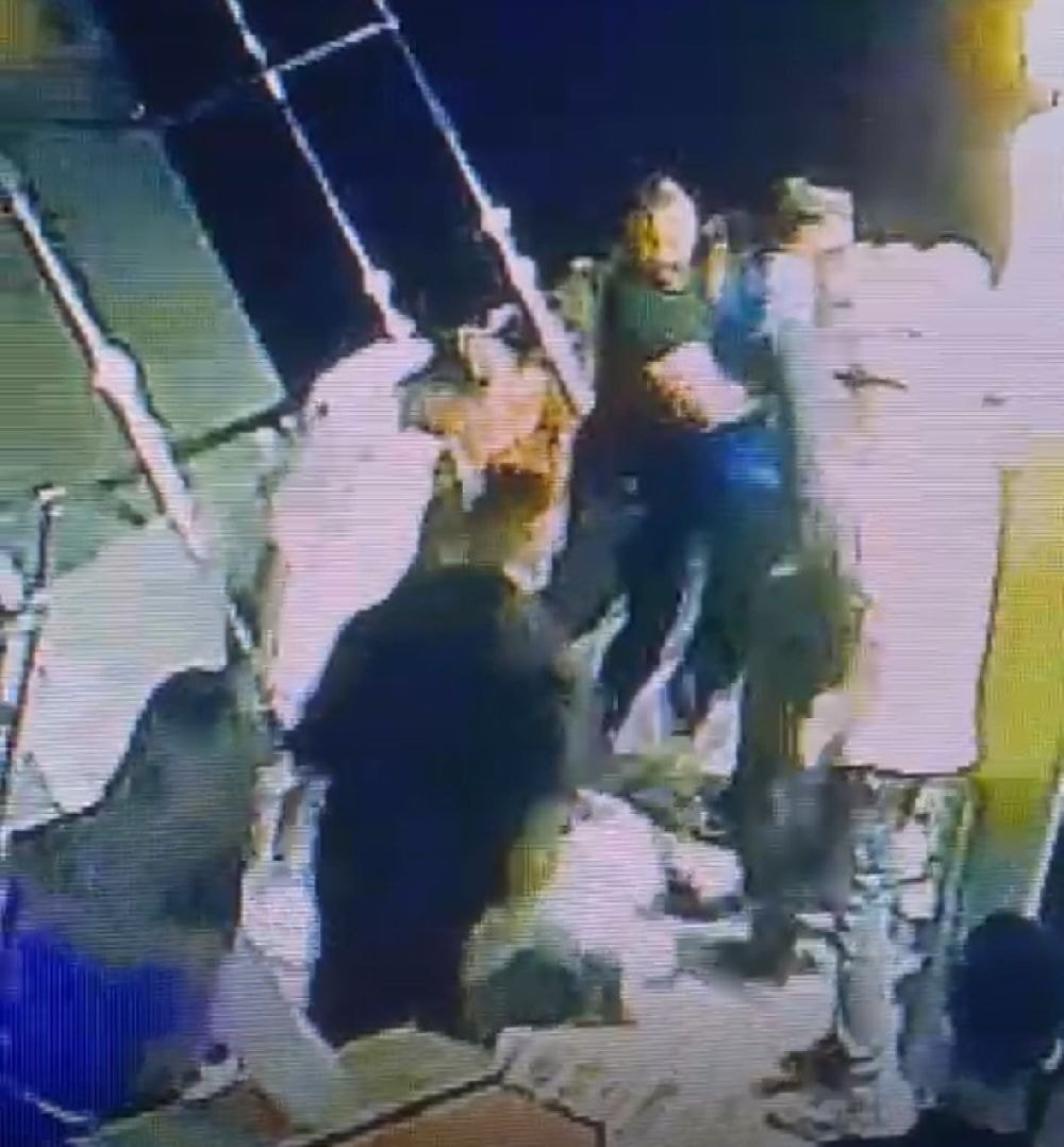 Ünlü fenomen Mika Can Raun'un erkek arkadaşı, çalışanı hastanelik etti