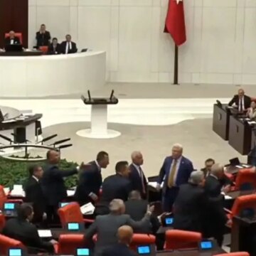 Varank’tan Meclis’te skandal sözler: ‘Ayı gibi oturuyorsun’