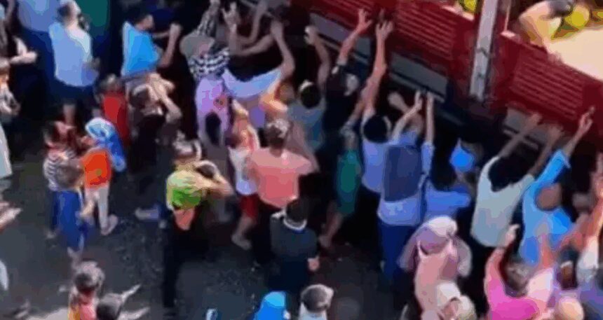 Yarım saatte tükendi: Cuma çıkışı 15 tonunu ücretsiz dağıttı