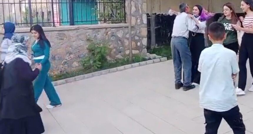 YKS çıkışında babası tarafından çiçekle karşılanan Çimen Gülen’in sınav sonucu belli oldu