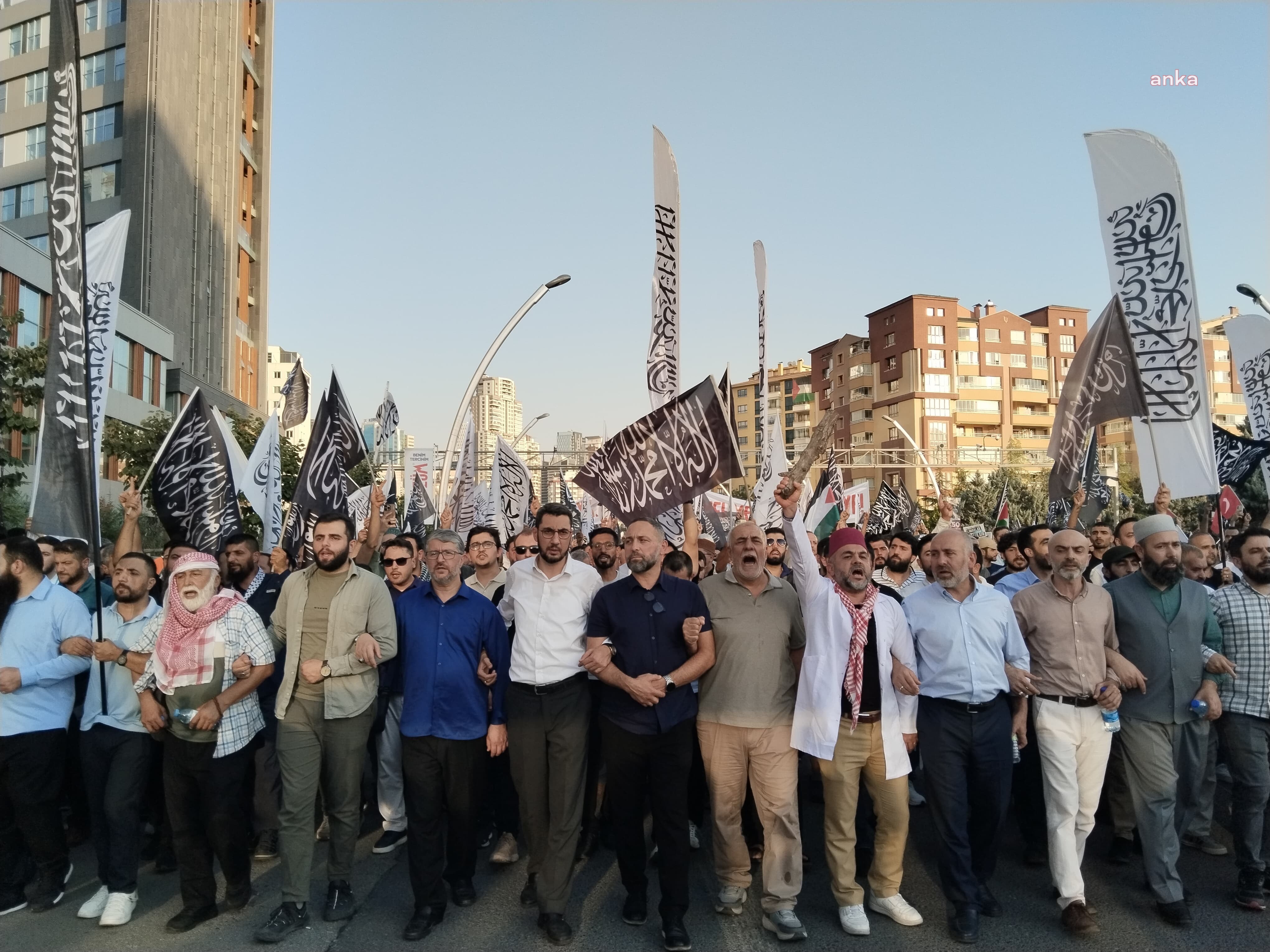 Yüzlerce kişi "Katil İsrail, işbirlikçi AKP" sloganları eşliğinde AK Parti Genel Merkezi'ne yürüdü