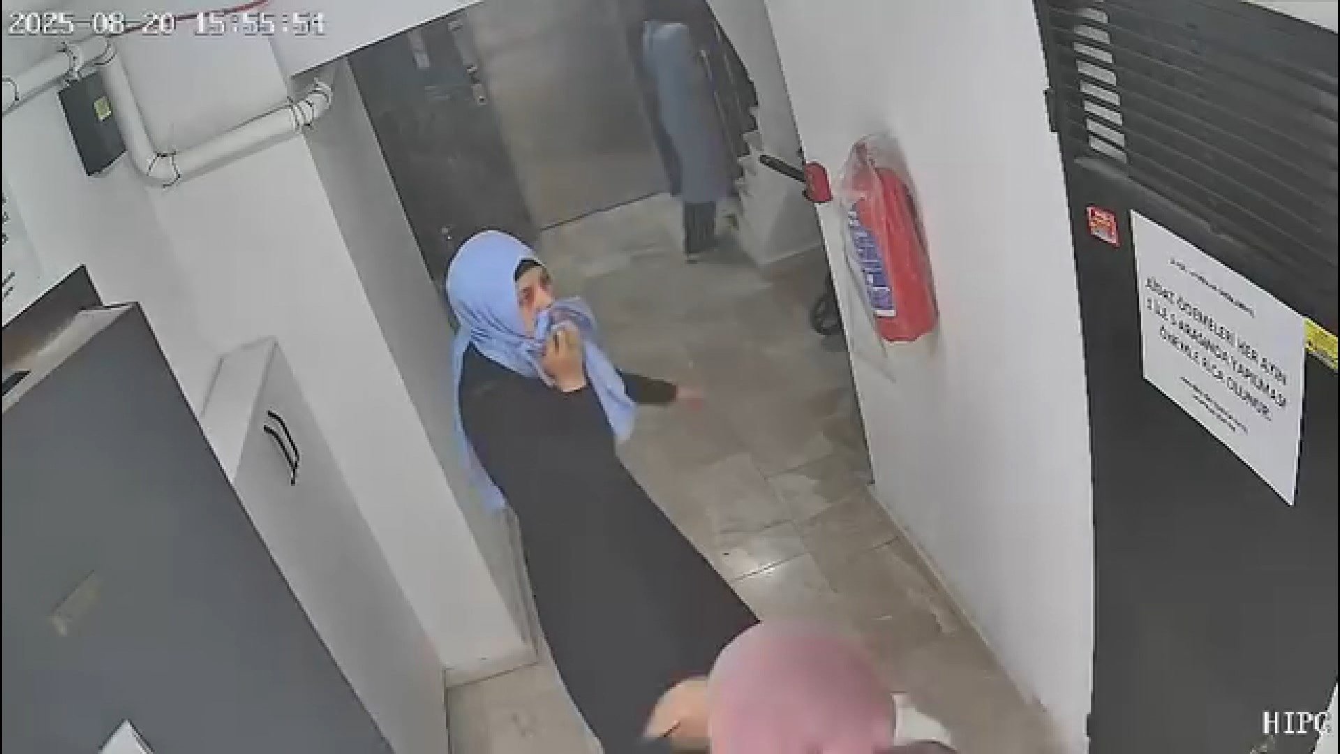 3 kadının hırsızlık girişimi kameralara takıldı