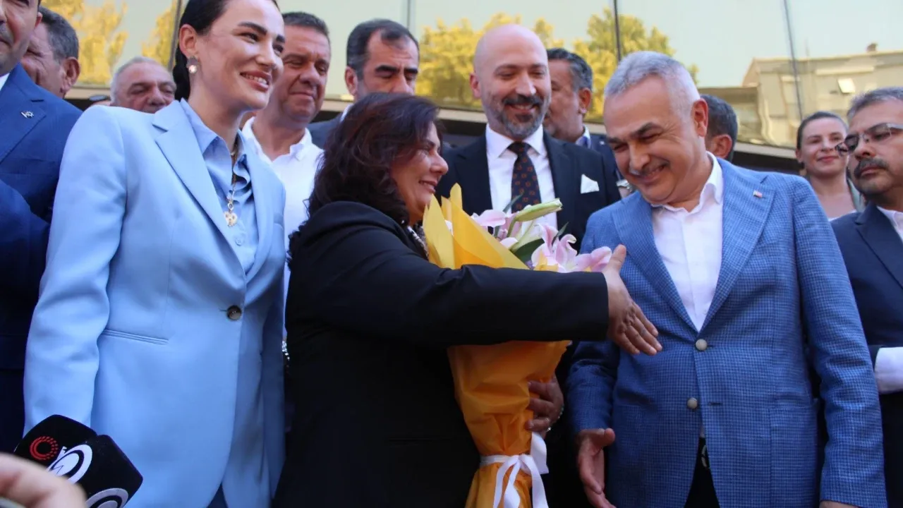 6 yıl önce omuz attı, şimdi çiçekle geldi