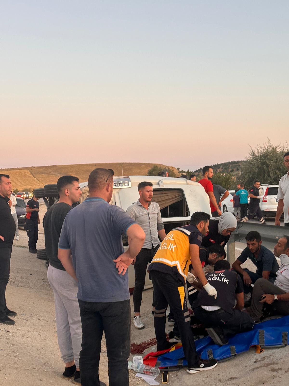Afyonkarahisar’da minibüs ile otomobil çarpıştı: 10 yaralı